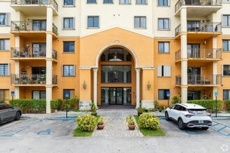 Building Photo - 9340 Fontainebleau Blvd