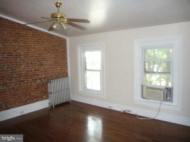Building Photo - 150 E Gay St