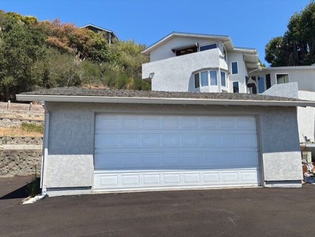 Building Photo - Stunning Hilltop Retreat with Panoramic Oc...