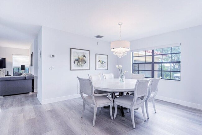Foto del edificio - 12715 Kingsway Rd