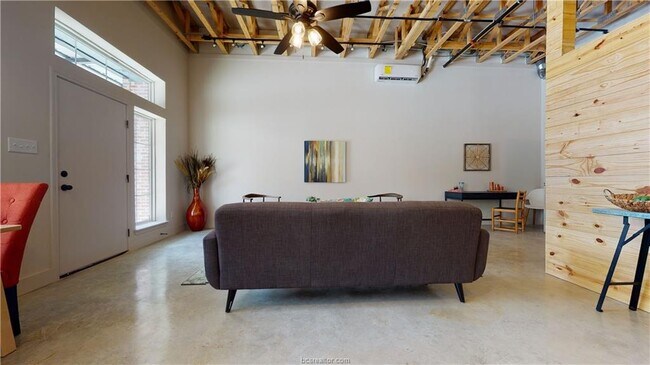 Building Photo - 305 W 27th St