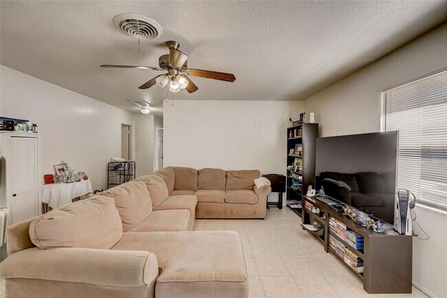 Building Photo - Charming 3/2 Duplex in West Bradenton with...