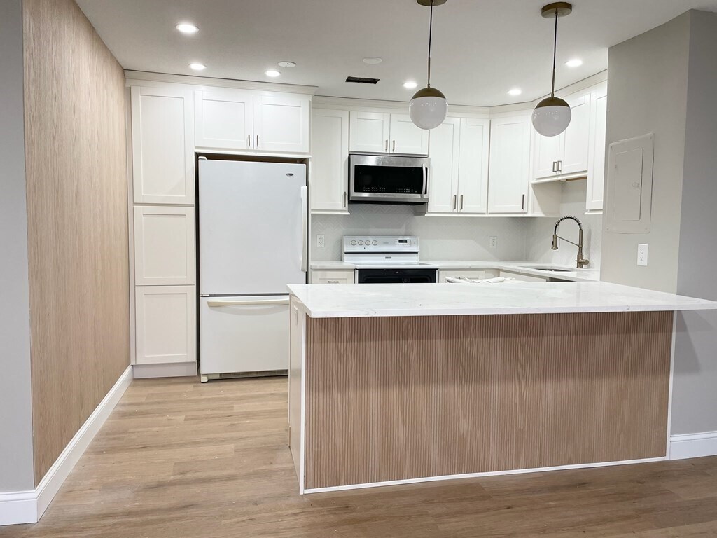 1006 Paradise Rd Unit 2R, Swampscott, MA 01907 Condo for Rent in