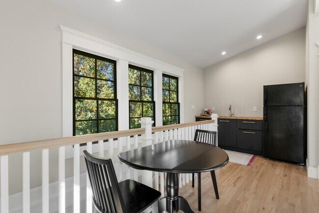 Building Photo - 196 E Wesley Rd NE