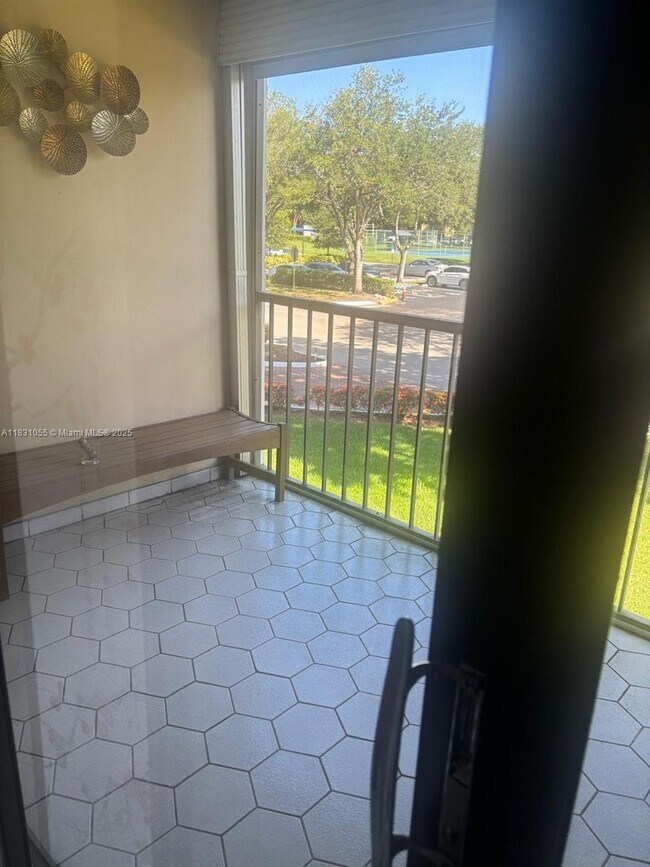 Foto del edificio - 16251 Golf Club Rd