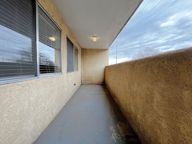 Foto del edificio - 1/2 Off First Months Rent! Absolutely darling, fully remodeled, single story, updated condo in a ...