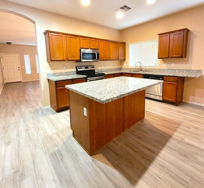 Foto del edificio - Stunning 4-bedroom 2 bathroom
