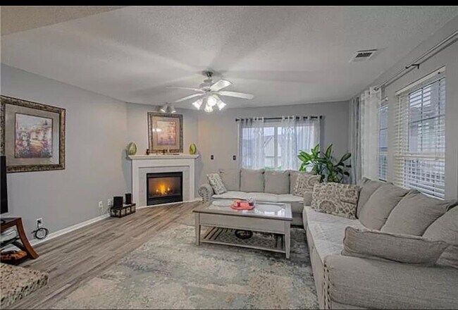 Foto del edificio - 8132 N Lawn Ave