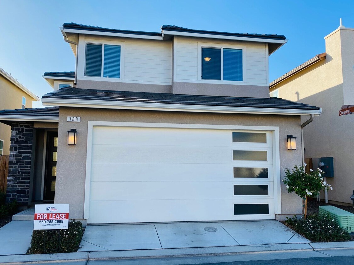 Foto principal - $2,195, 3 Bedroom In Gated Community with ...