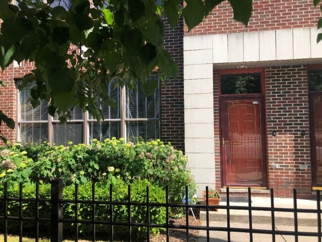Building Photo - 25 Pallister