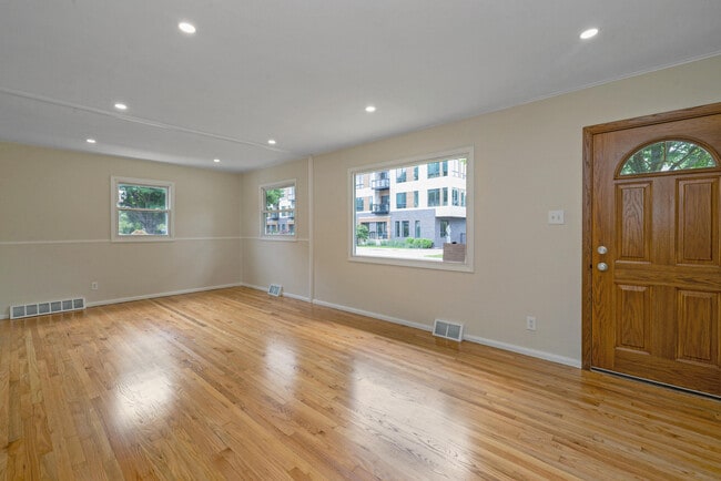 Building Photo - 5934 N Lydell Ave