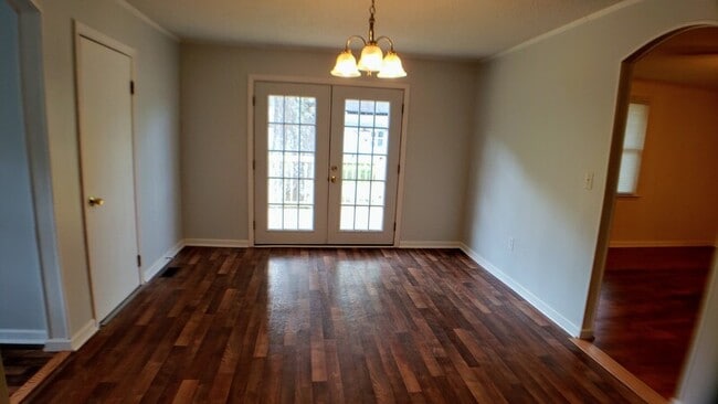 Building Photo - 111 Forest Ln