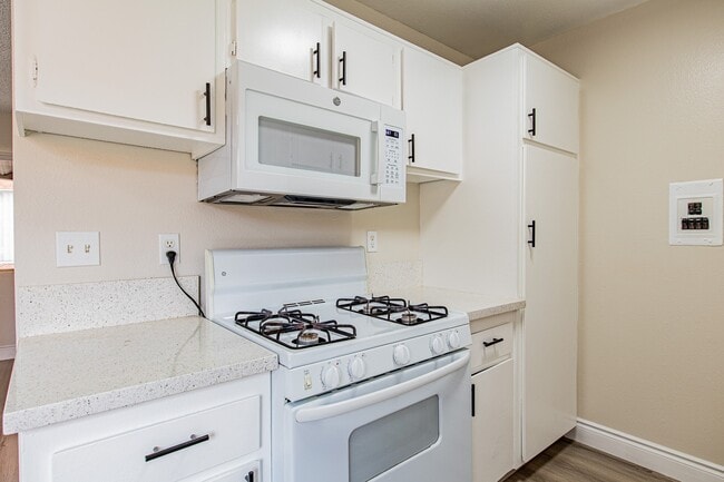 Building Photo - Cypress Villas Apartment Homes