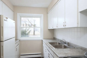 Photo du bâtiment - SPACIOUS THREE LEVEL-TWO BEDROOM TOWHOME IN NORTH EAST LONDON