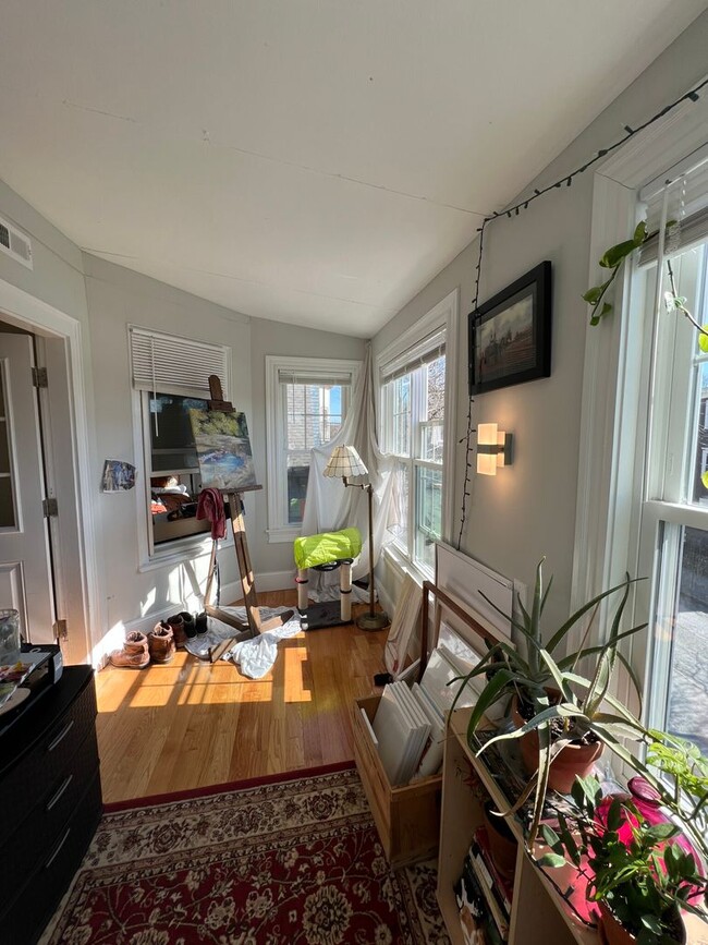 Building Photo - Pets Friendly, In-Unit Laundry, Davis Squa...