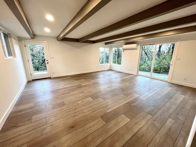 Sala de estar en la planta baja - 13642 Brooks Rd