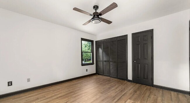 Foto del edificio - 552 Blue Rock Dr