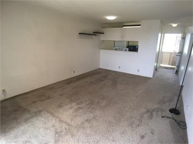 Building Photo - Great 2bd/2bath unit with 2 parking stalls...