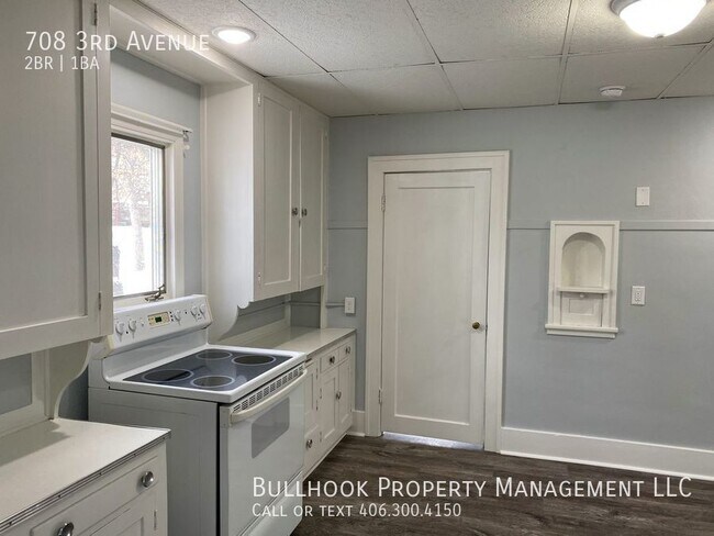 Building Photo - Updated 2 bedroom, 1 bath apartment