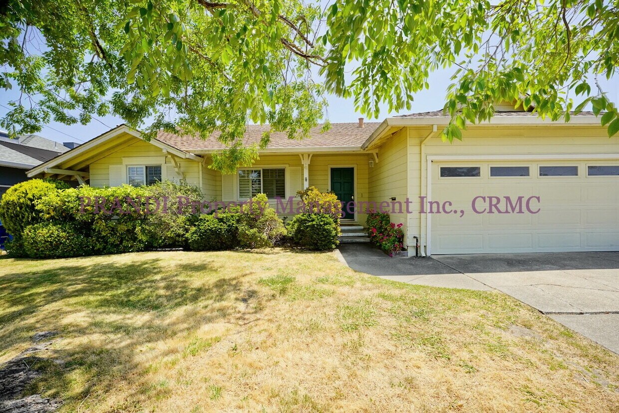 Primary Photo - Lovely 3 Bedroom Mariner Cove House Coming...
