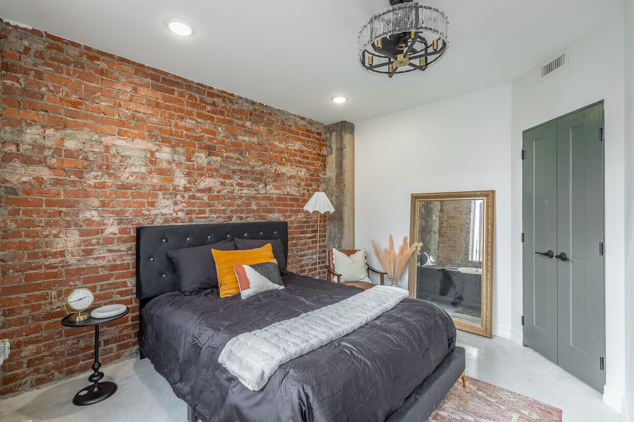 Foto principal - 117 E 7th St