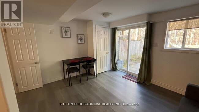 Building Photo - 70 Hawthorne Crescent