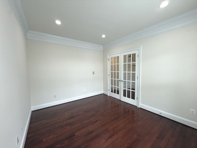 Building Photo - Spacious 4 Bed 5.5 Bath Home in Annandale,...