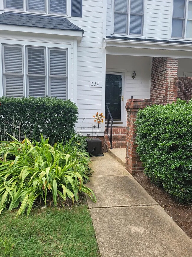 Building Photo - Room in Townhome on Vinca Cir