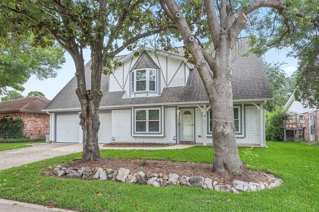 Building Photo - 831 Silverpines Rd