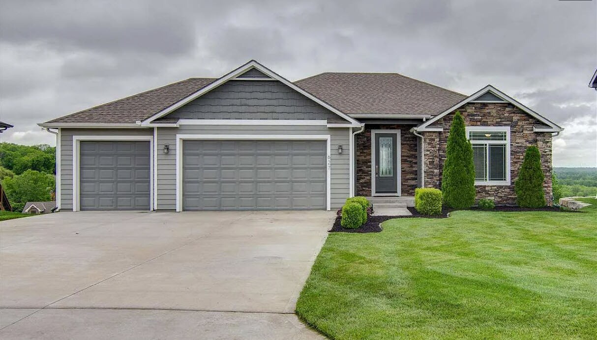 Primary Photo - 627 N Daylily Dr