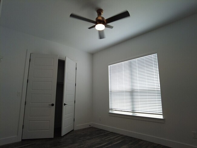 Building Photo - 112 Madrona Ln