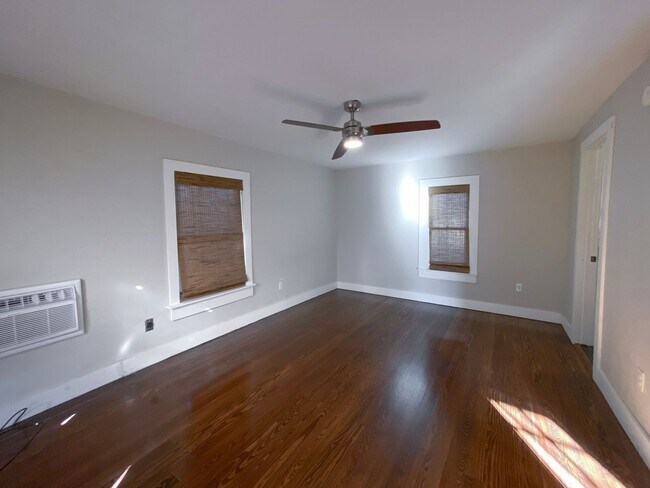 Foto del edificio - Remodeled 1BD/1BTH Apartment in the Heart ...