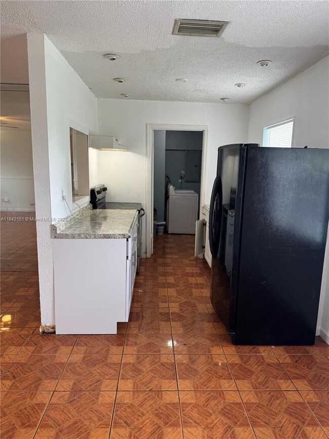 Foto del edificio - 717 SW 79th Ave