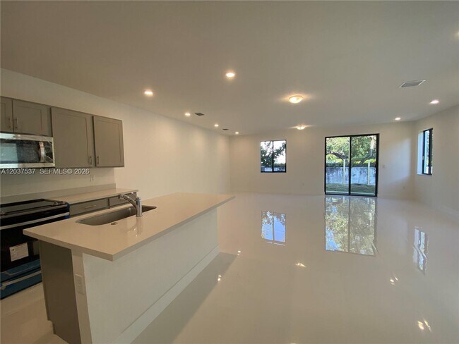 Building Photo - 2402 SW 145th Pl