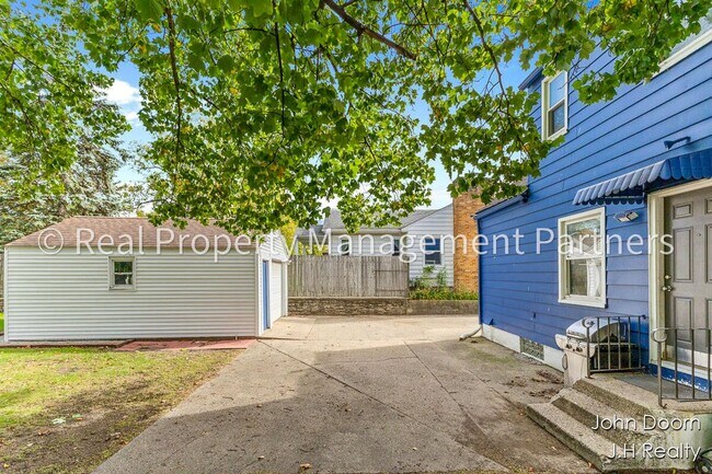 Foto del edificio - Spacious 3-Bedroom Home in Alger Heights –...