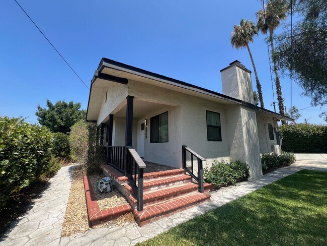 Foto del edificio - 8007-8009 HILL DR.