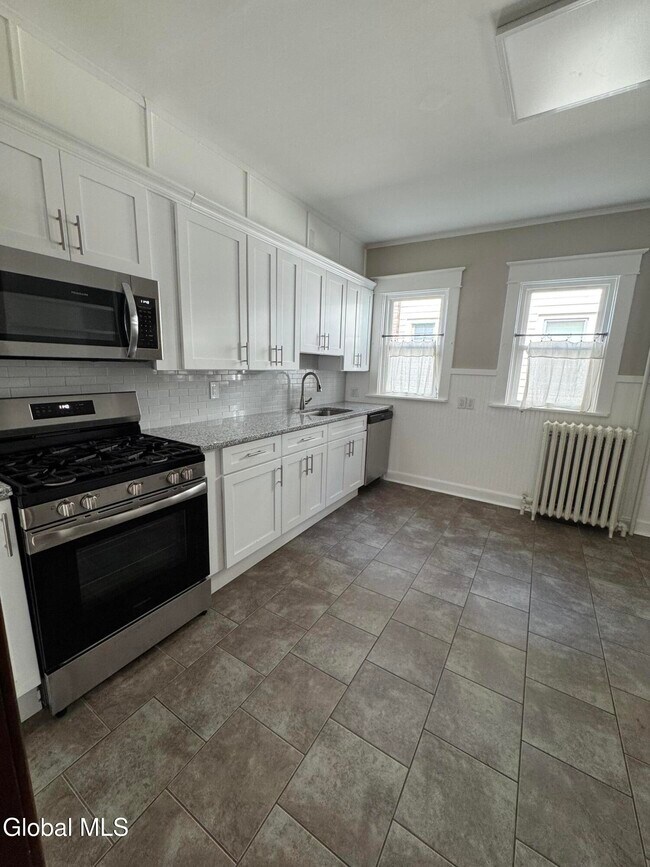Building Photo - 663 Hudson Ave