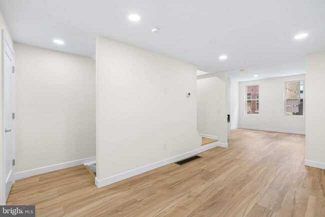 Building Photo - 1124 Dunton St
