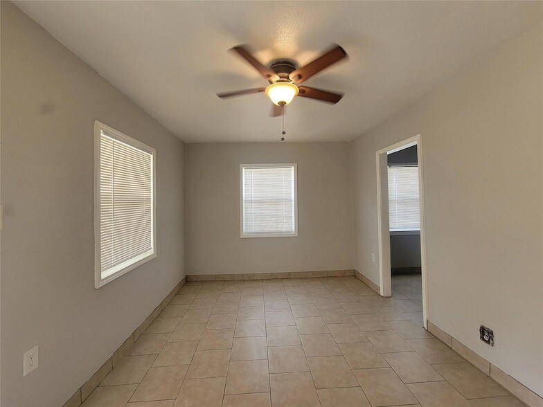 Primary Photo - 9204 Dale Ln Ct