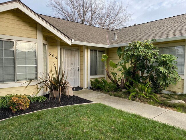 Foto del edificio - 3 Bedroom / 2 Bath Great Corner Lot in Tra...