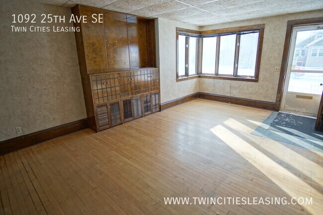 Foto del edificio - 4 Bed 2 Bath, Top level washer/dryer, Larg...