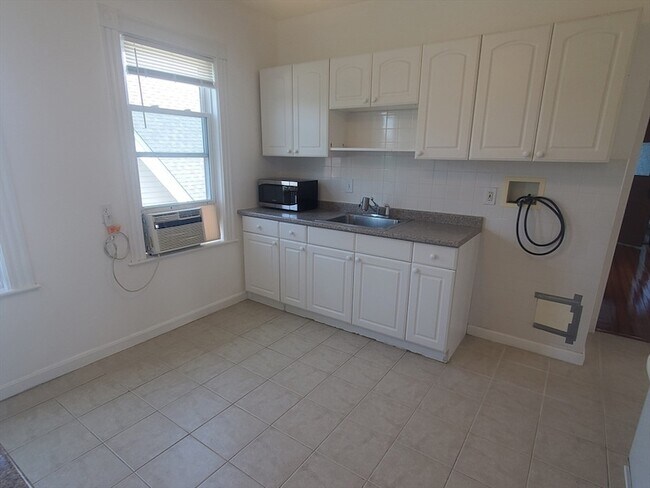 Building Photo - 26 Buttonwood St