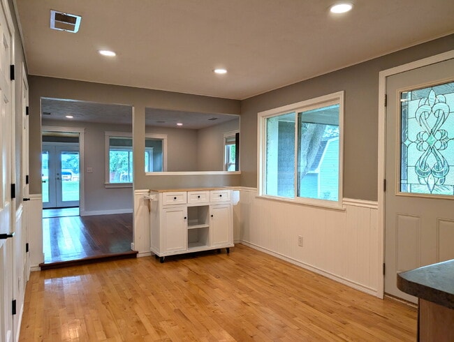Building Photo - Beautiful 5 Bedroom 2 Bathroom Neenah Lake Home
