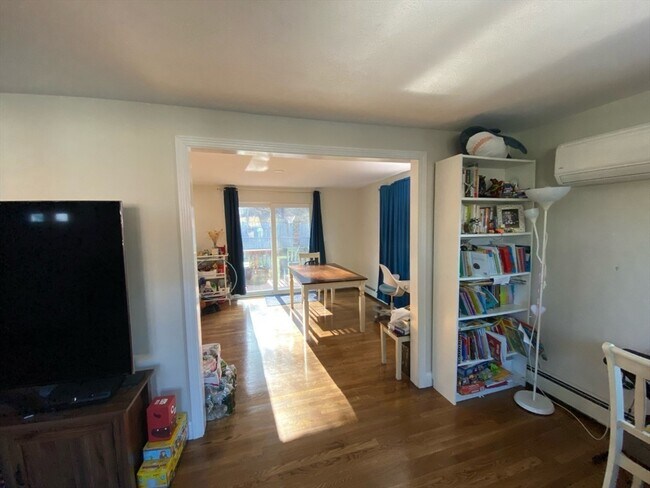 Foto del edificio - 52 Charles Rd