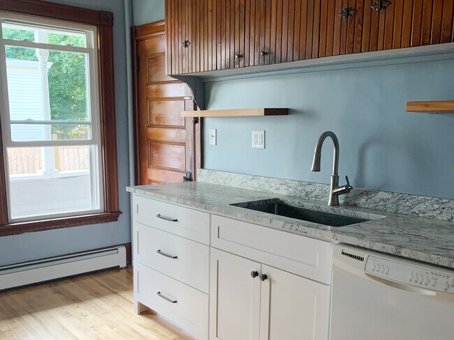 Kitchen with granite countertop - 49 Chapel St
