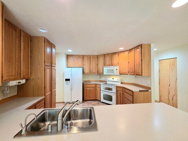 Building Photo - Expansive 3-Bed, 2-Bath House for Rent in Aspen Neighborhood off of Western Ave.!