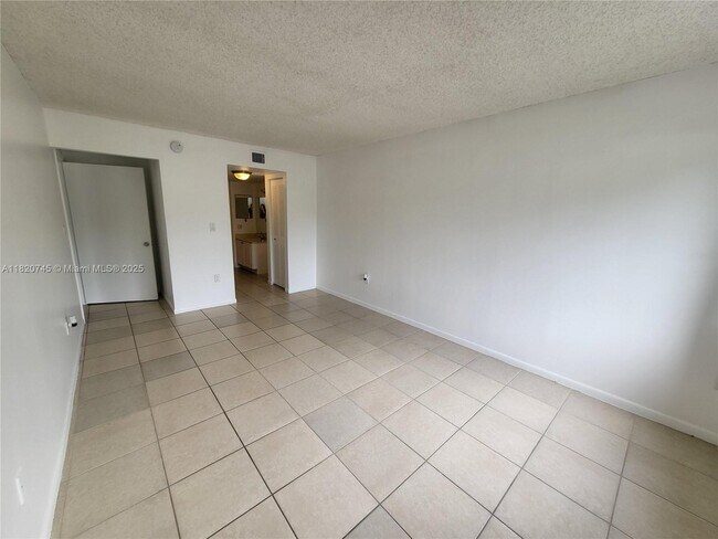 Foto del edificio - 721 N Pine Island Rd