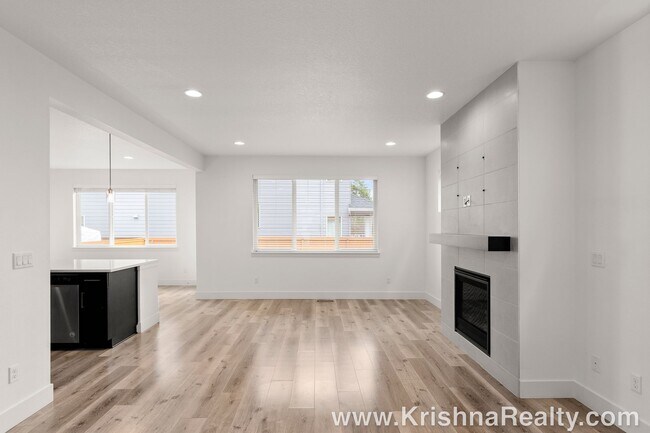 Building Photo - Modern 3 BD* 2.5 BA* Single Family Home in...