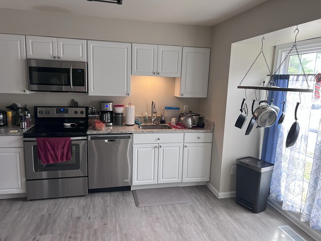 Building Photo - 14856 Swallow Ct