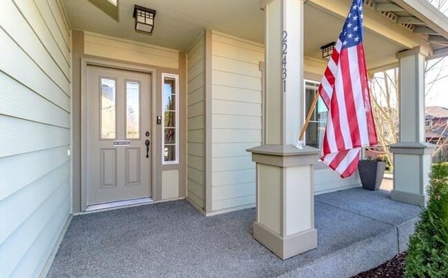 Building Photo - Mt. Rainier View Home on Cul-De-Sac with 3-Car Garage & A/C